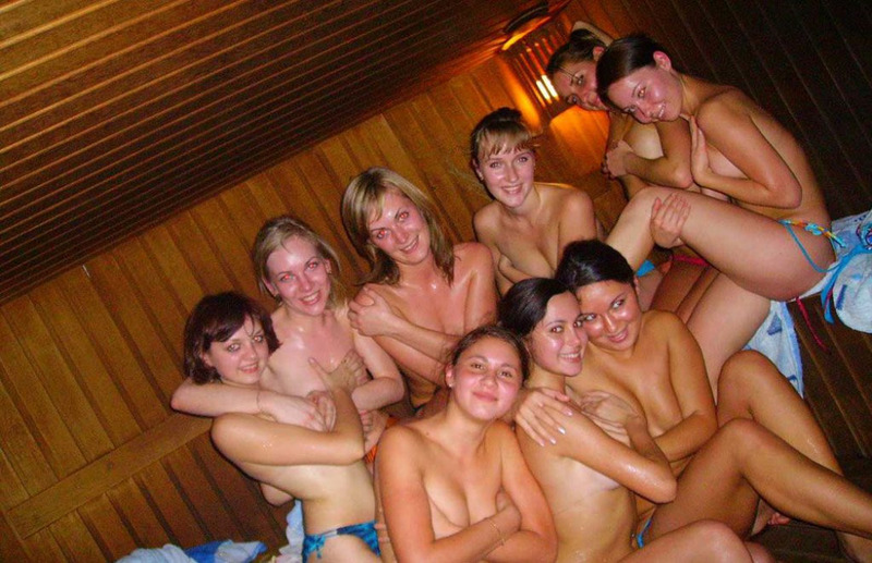 Разгоряченные дамы голышом в сауне