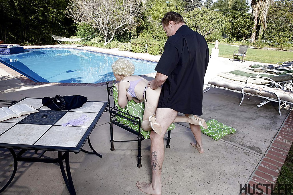 Взрослый мужик и старуха занимаются сексом у бассейна