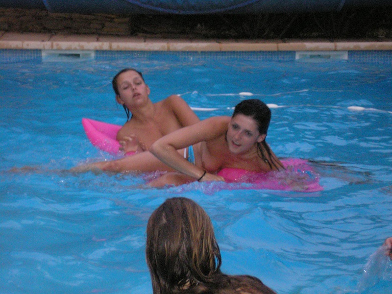 Выпившие подруги купаются нагие в бассейне